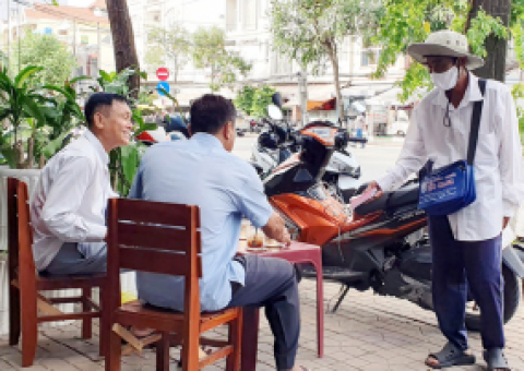 NGƯỜI BÁN VÉ SỐ VUI VÌ ĐƯỢC TRẢ LẠI VÉ Ế